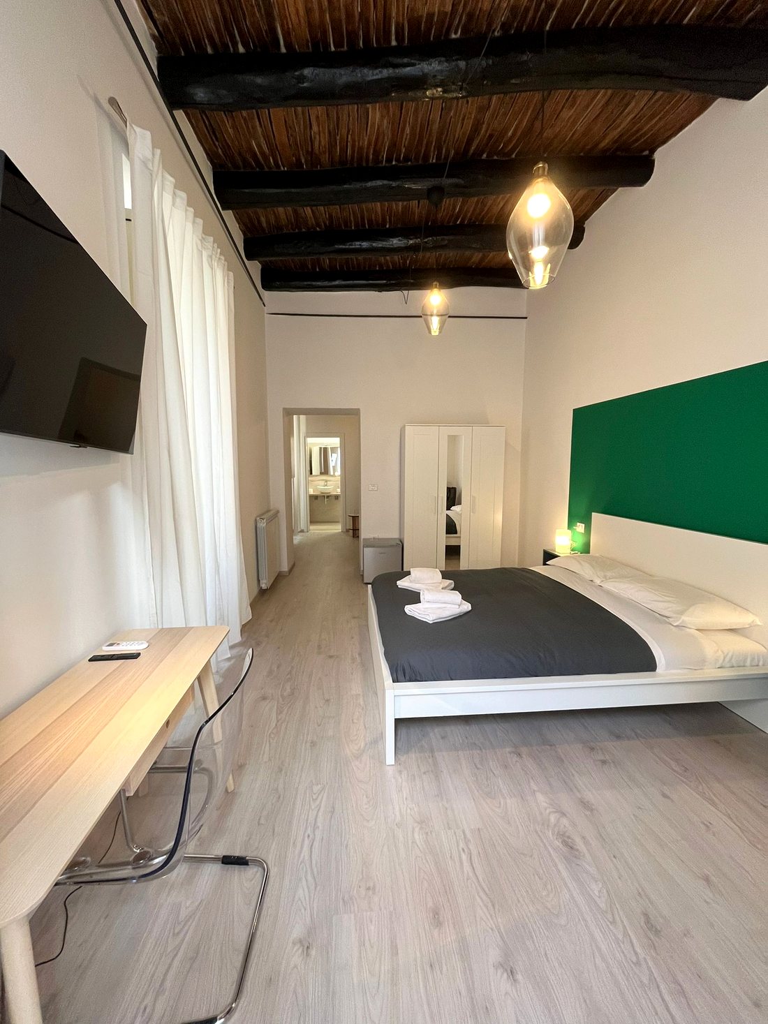 Camera ricettiva ristrutturata con letto matrimoniale, climatizzazione e finiture coordinate